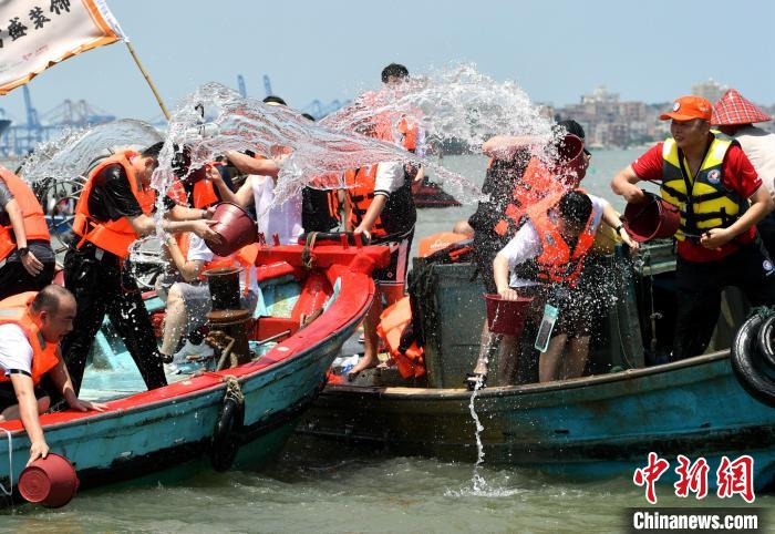 圖為兩岸民眾海上潑水慶端午?！蚊?攝