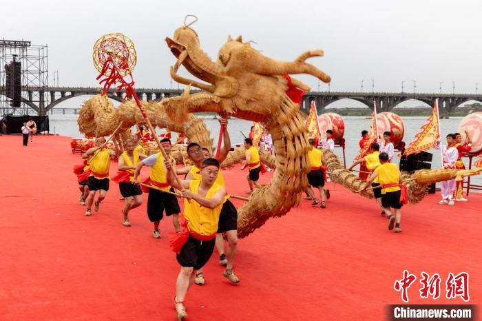 四川夾江：賽龍舟、搶鴨子熱熱鬧鬧迎端午