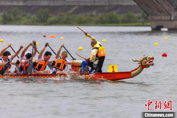 龍舟隊(duì)追波逐浪，百舟競渡迎端午?！罱?攝