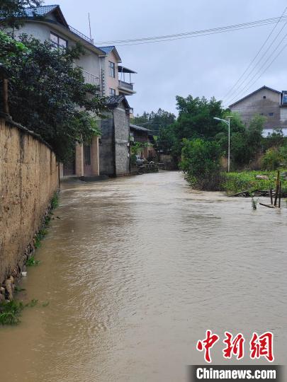 武夷山市洋莊鄉(xiāng)東村洪水漫過路面。