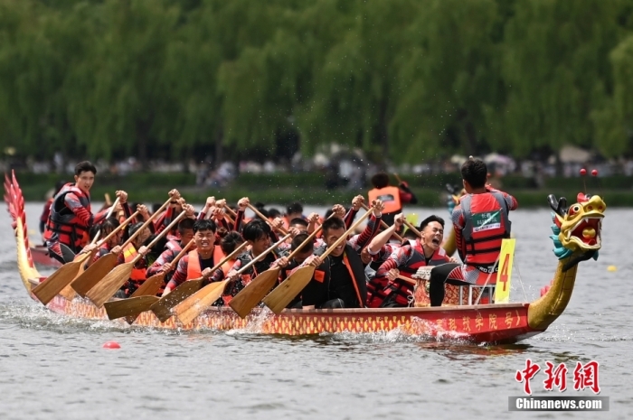 6月22日，中國傳統(tǒng)節(jié)日端午節(jié)，吉林省第一屆全國龍舟邀請賽在長春舉行，來自吉林、安徽、廣東、河北等地16支隊伍參賽。<a target='_blank' href='/'>中新社</a>記者 張瑤 攝