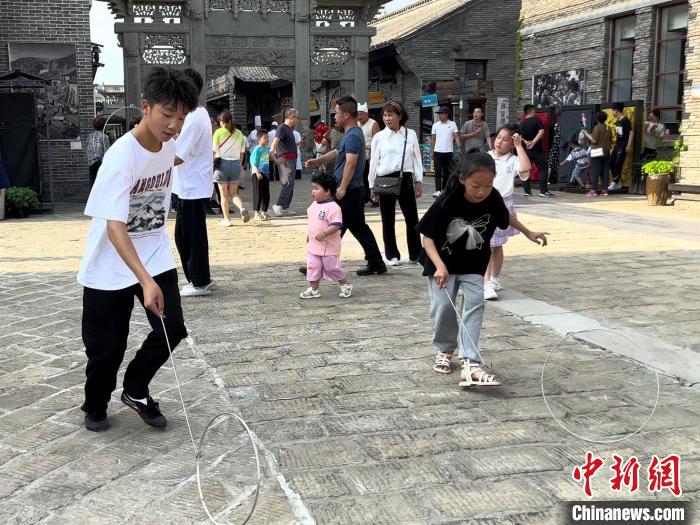 陜西延安：非遺國潮游園會引游人