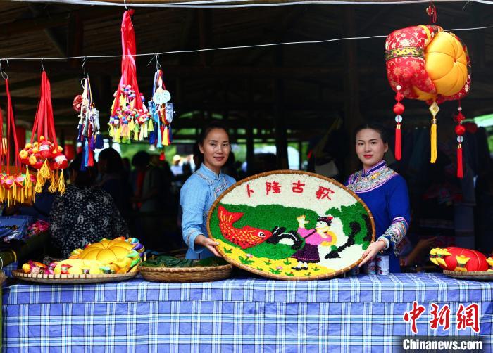 圖為歌圩節(jié)上精致漂亮的五色糯米飯。　楊必盛 攝