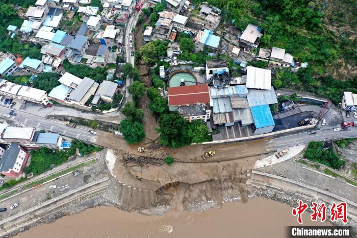 27日，四川汶川突發(fā)山洪泥石流災(zāi)害。圖為汶川縣威州鎮(zhèn)新橋溝泥石流災(zāi)害現(xiàn)場?！∥榕庞?攝