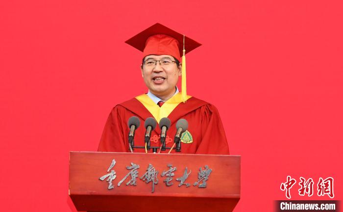 圖為重慶郵電大學校長高新波寄語學子?！≈芤?攝