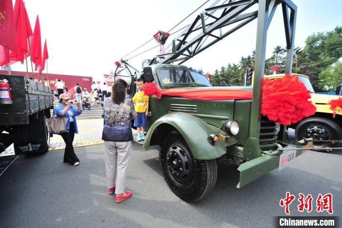 長(zhǎng)春市民在觀賞解放卡車(chē)?！「啐埌?攝