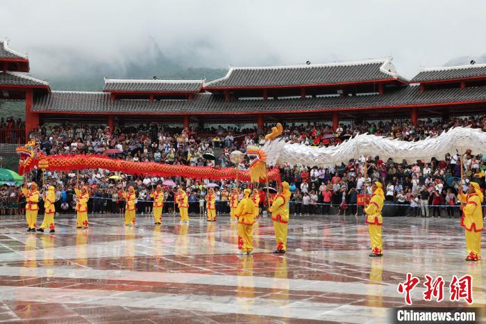 圖為現(xiàn)場演繹“五龍布雨”民間傳說。　環(huán)江縣融媒體中心供圖