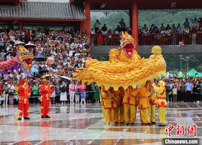 圖為現(xiàn)場演繹“五龍布雨”民間傳說?！…h(huán)江縣融媒體中心供圖