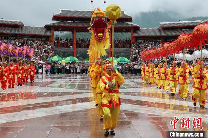 “五龍布雨”寓意著祈求毛南山鄉(xiāng)風調(diào)雨順、五谷豐登?！…h(huán)江縣融媒體中心供圖