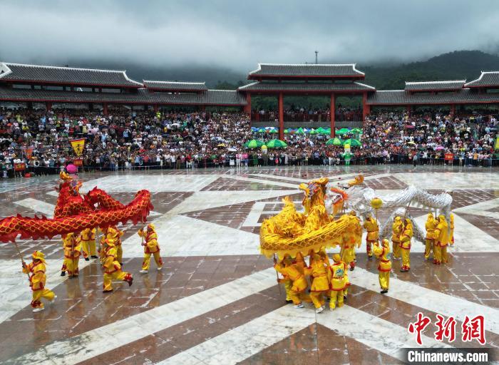 “五龍布雨”寓意著祈求毛南山鄉(xiāng)風調(diào)雨順、五谷豐登。　環(huán)江縣融媒體中心供圖