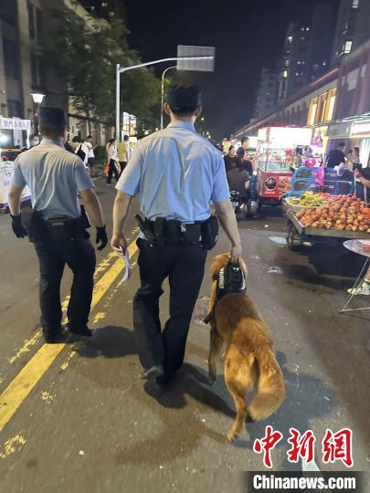 圖為民警帶毛毛走進(jìn)大街小巷進(jìn)行反詐宣傳?！【?供圖