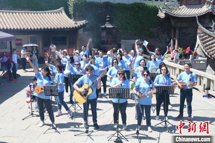 歌聲在湄洲媽祖祖廟天后宮前廣場(chǎng)響起?！?高亞成 攝