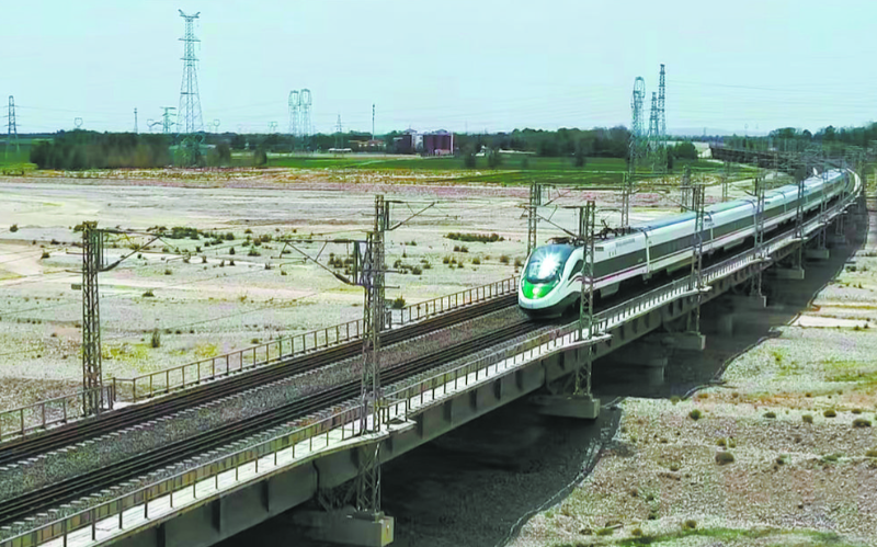 6月23日，青藏鐵路西寧至格爾木段提質(zhì)工程動車組試驗列車上線運行。周悅翔 攝2