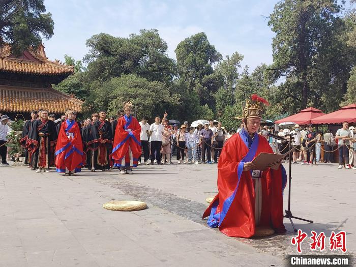 圖為兩岸青年體驗(yàn)祭孔儀式?！畹钔?攝