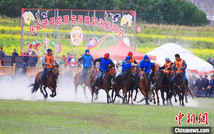 激烈的叼羊賽?！⊥锌诉d縣委宣傳部供圖