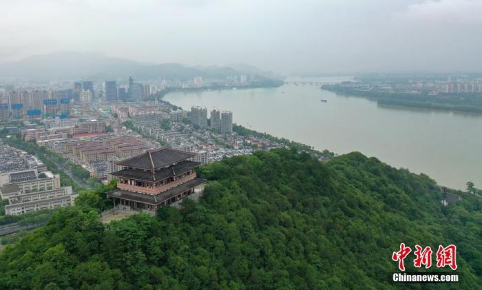 浙江富春江是元代畫家黃公望 《富春山居圖》的原創(chuàng)地，多年來富春江杭州富陽段一帶推進生態(tài)建設(shè)和產(chǎn)業(yè)轉(zhuǎn)型，如今富春江畔呈現(xiàn)環(huán)境優(yōu)美、經(jīng)濟發(fā)展的“新畫卷”。（無人機照片） <a target='_blank' href='/'>中新社</a>記者 王剛 攝 　 　