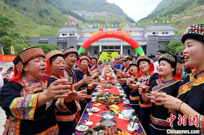 圖為民眾聚在一起吃“民族團(tuán)結(jié)飯”?！↑S晗 攝