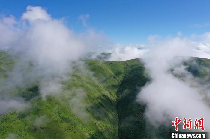 航拍賽來塘鎮(zhèn)山間云霧繚繞?！●R銘言 攝