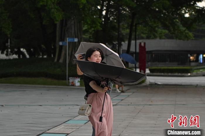 大風(fēng)將一名市民的雨傘吹翻?！￡愺K旻 攝