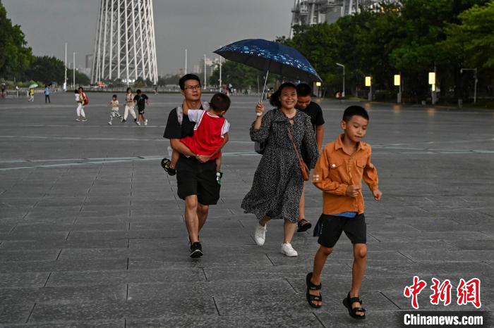 市民前往室內避雨?！￡愺K旻 攝