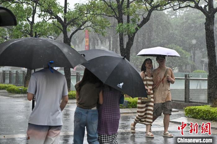 市民雨中出行。　陳驥旻 攝