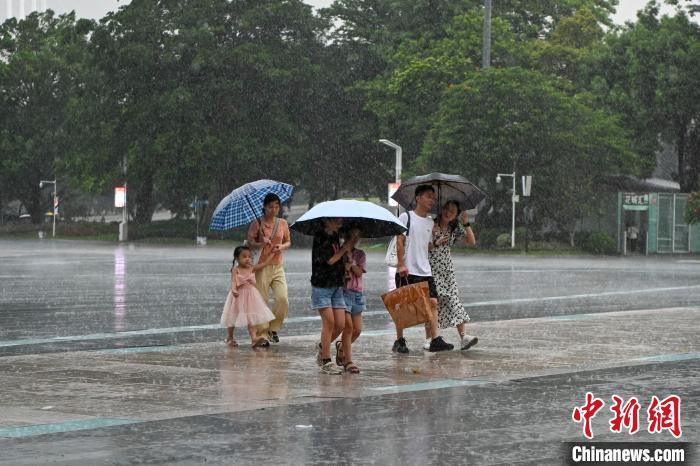 市民雨中出行?！￡愺K旻 攝