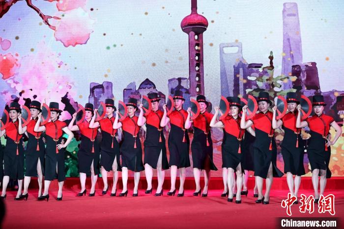 民營經濟女企業(yè)家表演旗袍秀《春之韻》。　上海市委統(tǒng)戰(zhàn)部供圖