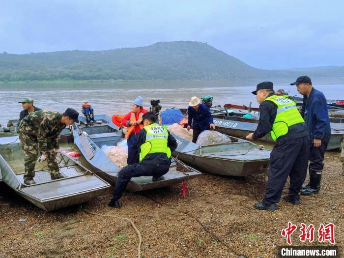 中俄界江烏蘇里江禁漁期結束“第一網(wǎng)”新鮮上岸