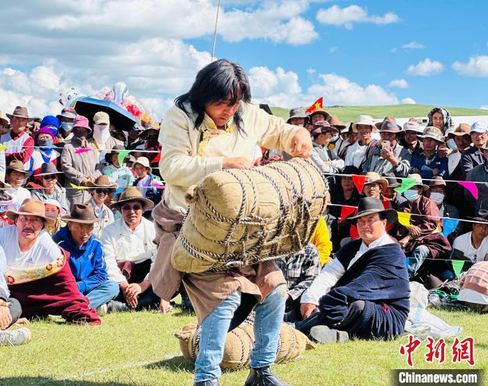 圖為草原漢子舉沙袋?！∽刻抛?攝