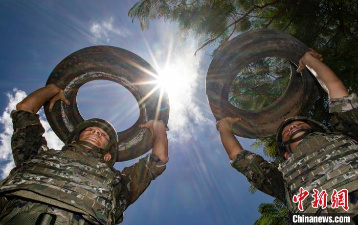 武警官兵在進(jìn)行推舉輪胎訓(xùn)練?！×撼薪?攝