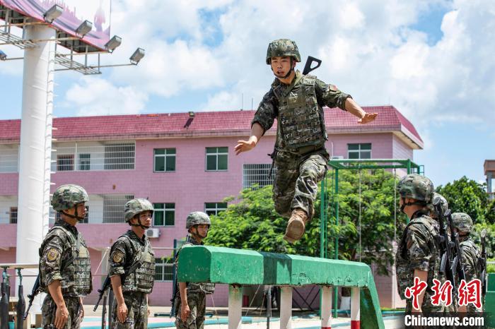 武警官兵在進(jìn)行通過獨(dú)木橋障礙訓(xùn)練。　余海洋 攝