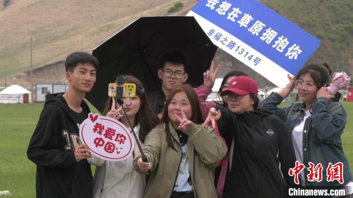 內(nèi)蒙古烏蘭毛都草原借大學(xué)生草原旅游節(jié)“擴(kuò)圈”