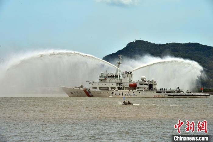 圖為7月18日，2023年福州閩江內港區(qū)水上綜合應急演練在福州馬尾海域舉行。　張斌 攝