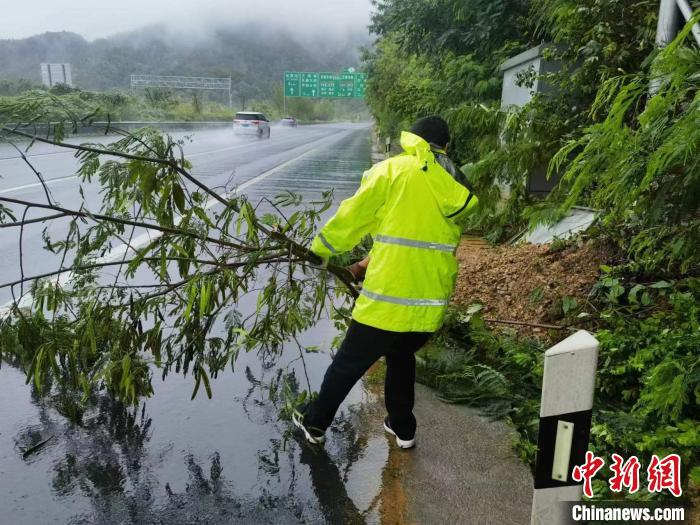 圖為重慶高速公路的一處交通受阻點(diǎn)?！≈貞c高速公路集團(tuán)有限公司供圖