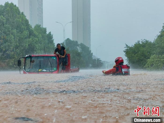 湖北咸寧暴雨引發(fā)內(nèi)澇，消防營(yíng)救疏散民眾 朱燕林 攝