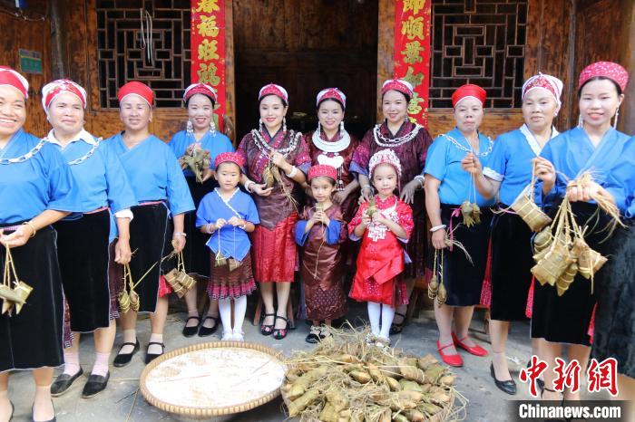 施秉縣楊柳塘鎮(zhèn)板屯村陸地坪苗寨苗族女同胞們一起包粽粑，共慶“六月六”粽粑節(jié)?！⊥踅饙?攝