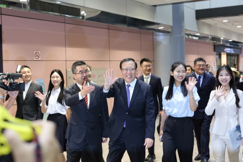 7月15日，大陸高校師生團(tuán)一行抵達(dá)臺(tái)灣桃園機(jī)場。新華社記者 陳君 攝.jpg