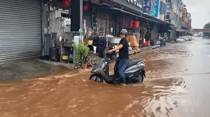 臺(tái)風(fēng)“杜蘇芮”26日帶來強(qiáng)降雨，宣泄不及造成臺(tái)東多處積水，其中南王里的省道臺(tái)9線路面遭黃泥水淹沒。圖片來源：臺(tái)灣“中央社”盧太城攝。.jpg