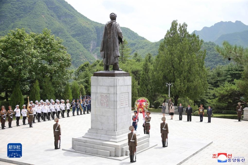 這張朝中社7月26日提供的照片顯示，朝鮮勞動(dòng)黨總書(shū)記、國(guó)務(wù)委員長(zhǎng)金正恩在朝鮮祖國(guó)解放戰(zhàn)爭(zhēng)勝利70周年之際，參謁位于平安南道檜倉(cāng)郡的中國(guó)人民志愿軍烈士陵園。（圖源：新華社）