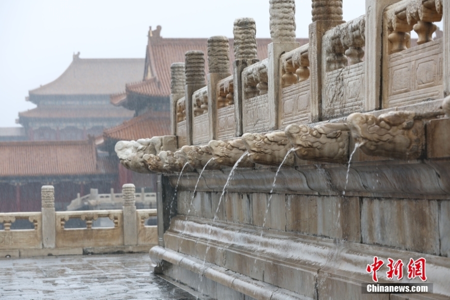 北京降雨持續(xù) 故宮現(xiàn)“九龍吐水”景觀