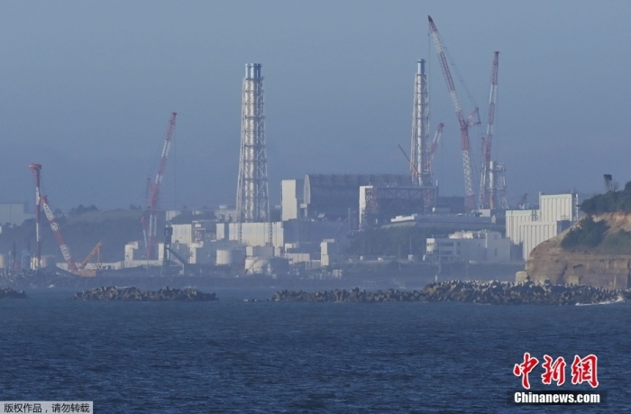 8月24日，從日本福島縣浪江町遠(yuǎn)眺因海嘯受損的福島第一核電站。北京時(shí)間8月24日12時(shí)左右，日本正式開始排放福島第一核電站的核污染水。