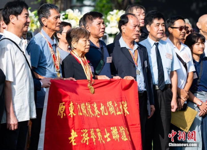 9月3日上午，香港特別行政區(qū)政府舉行“中國人民抗日戰(zhàn)爭勝利紀(jì)念日”紀(jì)念儀式，特別行政區(qū)行政長官李家超等政府官員及各界人士出席。圖為香港抗日老戰(zhàn)士林珍（左三）等在儀式后合影留念。<a target='_blank' href='/'>中新社</a>記者 侯宇 攝