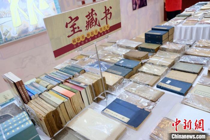 各類稀缺書、斷版書、簽名本在上海書展現(xiàn)場(chǎng)展銷。王笈 攝