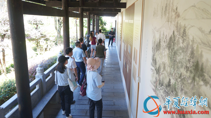 采訪團(tuán)一行走進(jìn)道縣濂溪書院暨濂溪祠。（攝影：虞鷹）