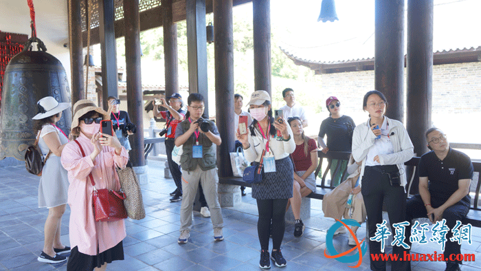 采訪團(tuán)一行走進(jìn)道縣濂溪書院暨濂溪祠。（攝影：虞鷹）