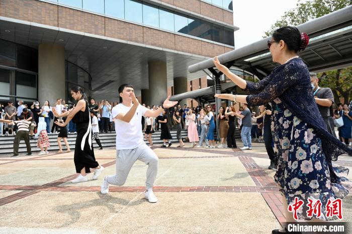 “新疆文化周”走進香港理工大學(xué)快閃活動弘揚中華文化