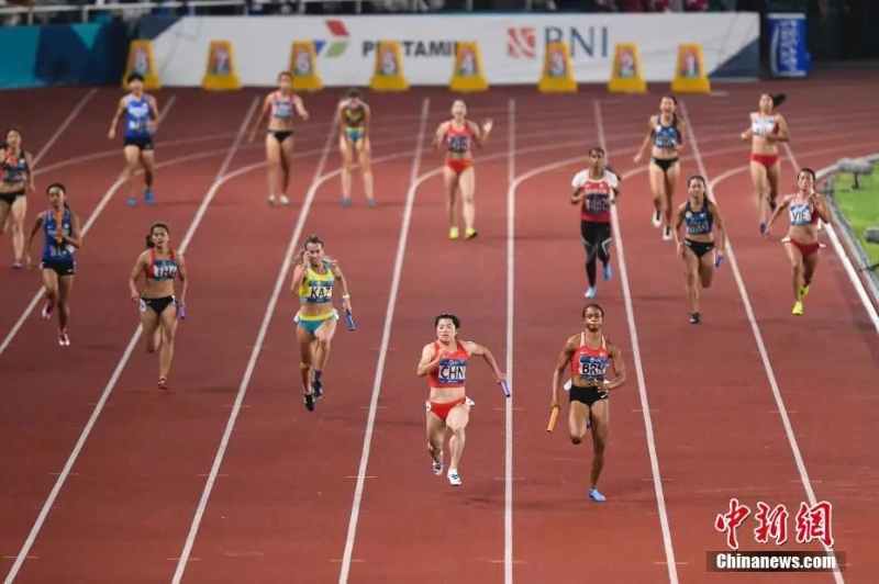 資料圖：雅加達亞運會女子4x100米接力決賽。圖為中國隊第四棒袁琦琦沖刺。<a target='_blank' href='/'>中新社</a>記者 楊華峰 攝