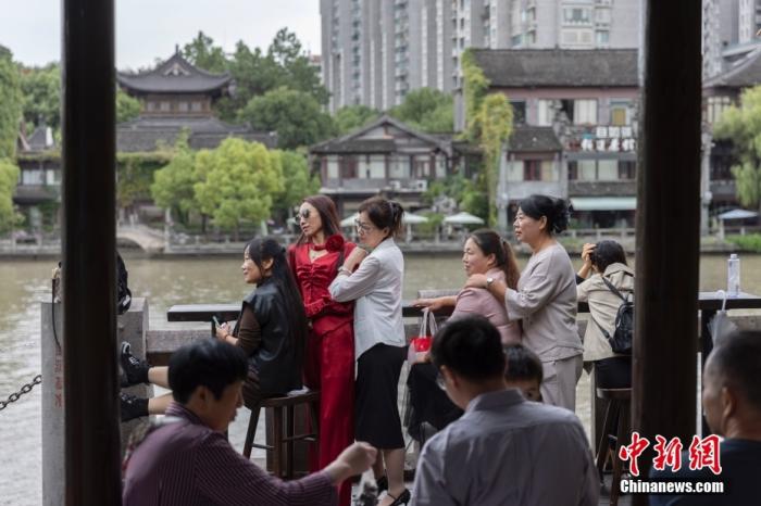 10月6日，浙江杭州，游客在京杭大運(yùn)河南端的拱宸橋附近拍攝照片。 <a target='_blank' href='/'>中新社</a>記者 泱波 攝