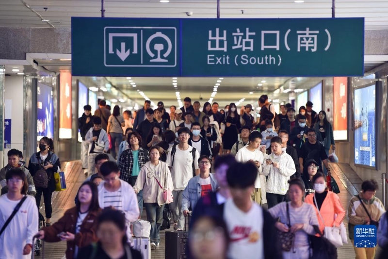 10月5日，旅客從南京火車站出站口出站。（圖源：新華社）