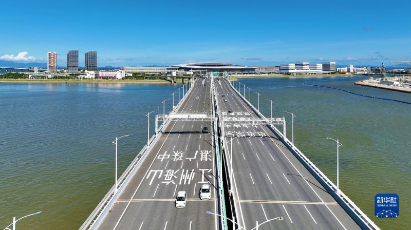 7月11日，車輛在港珠澳大橋上行駛（無人機(jī)照片）。（圖源：新華社）